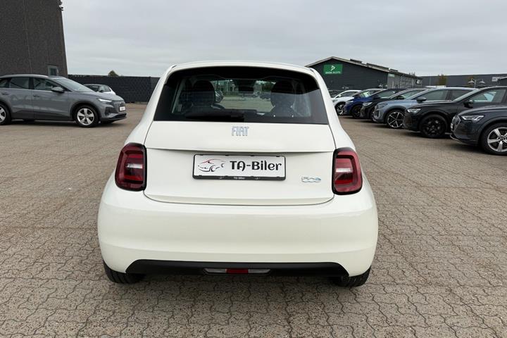 Hvid Fiat 500e fra 2024