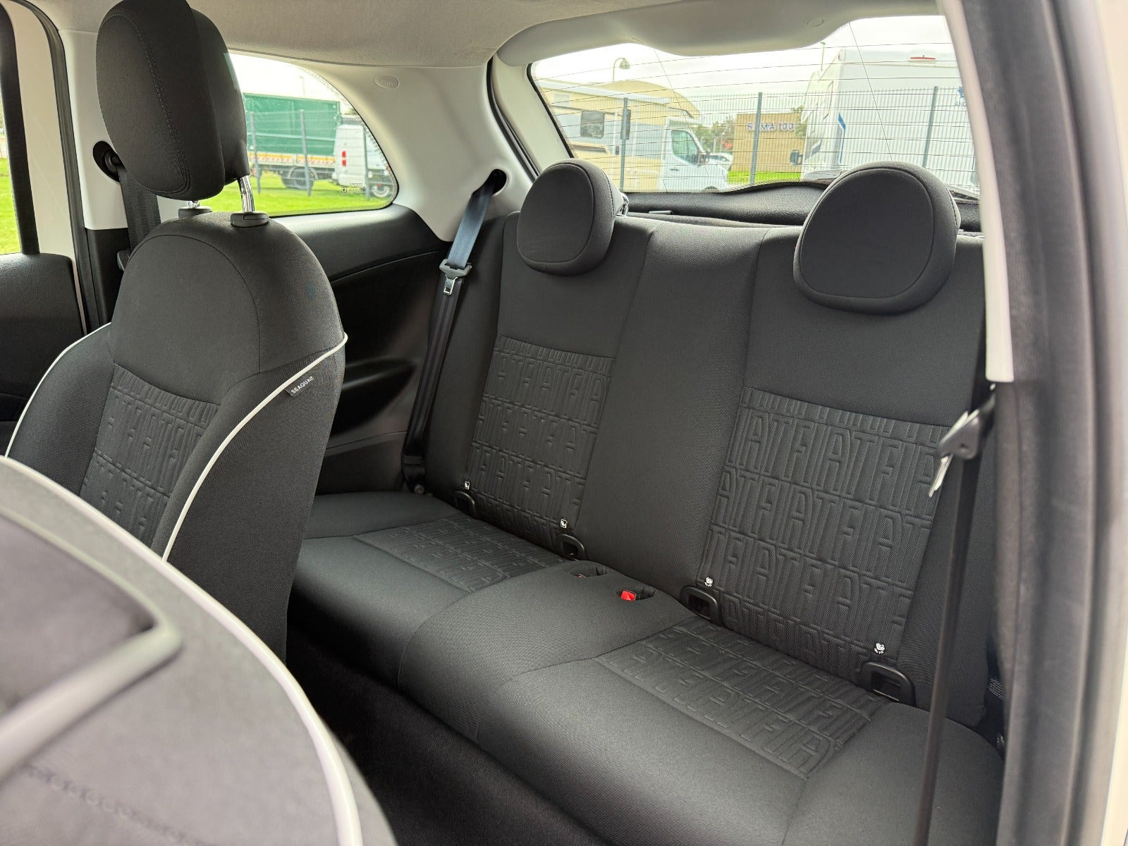 Hvid Fiat 500e fra 2024
