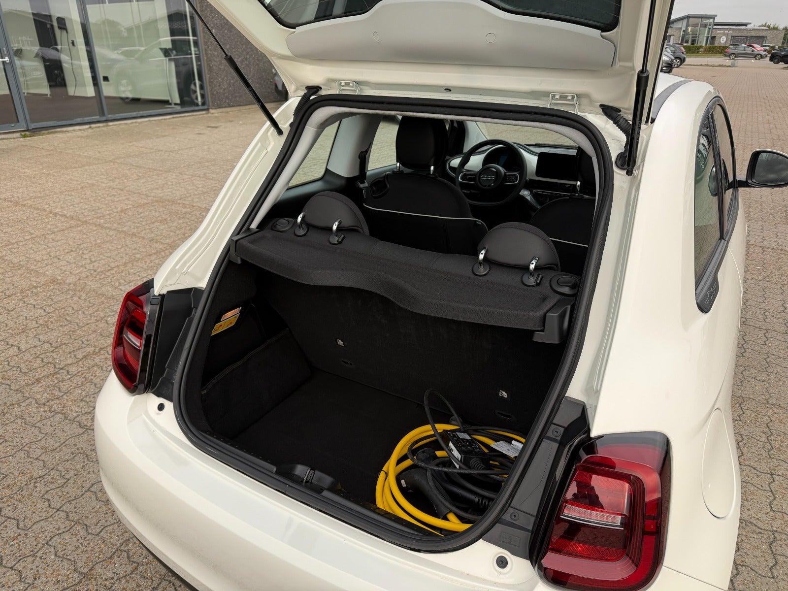 Hvid Fiat 500e fra 2024