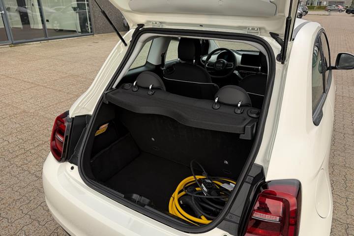 Hvid Fiat 500e fra 2024