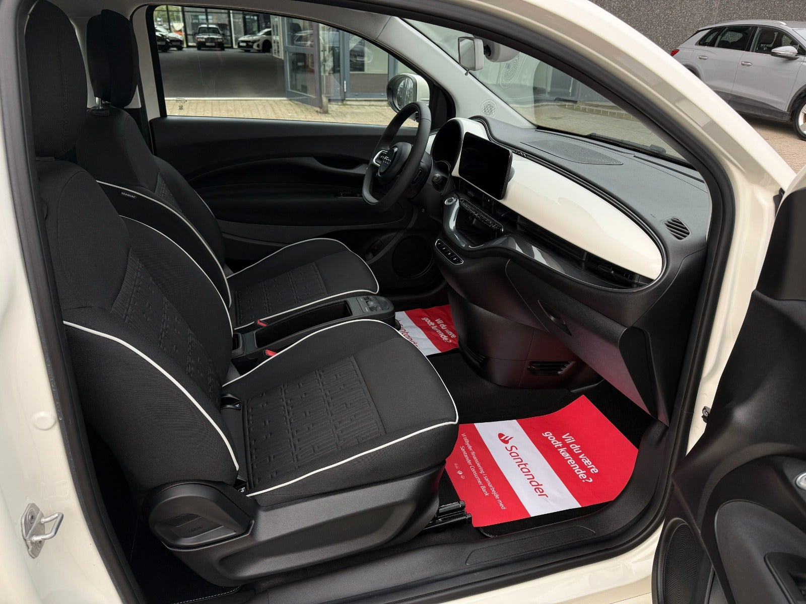 Hvid Fiat 500e fra 2024