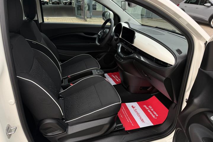 Hvid Fiat 500e fra 2024