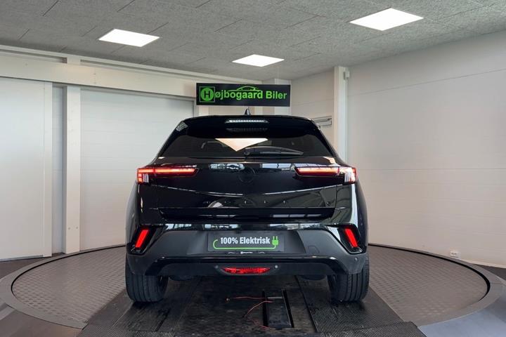 Sort Opel Mokka-e fra 2024