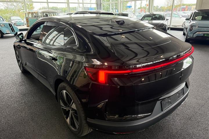 Sort Polestar 4 fra 2026