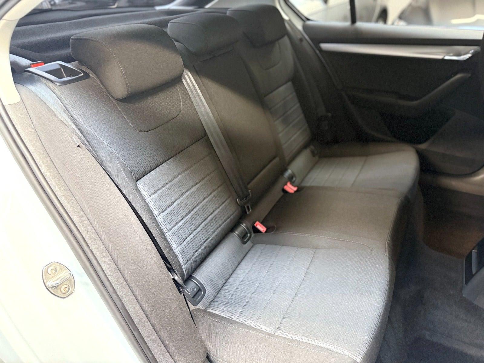 Hvid Skoda Octavia fra 2017