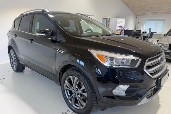 Sort Ford Kuga fra 2017