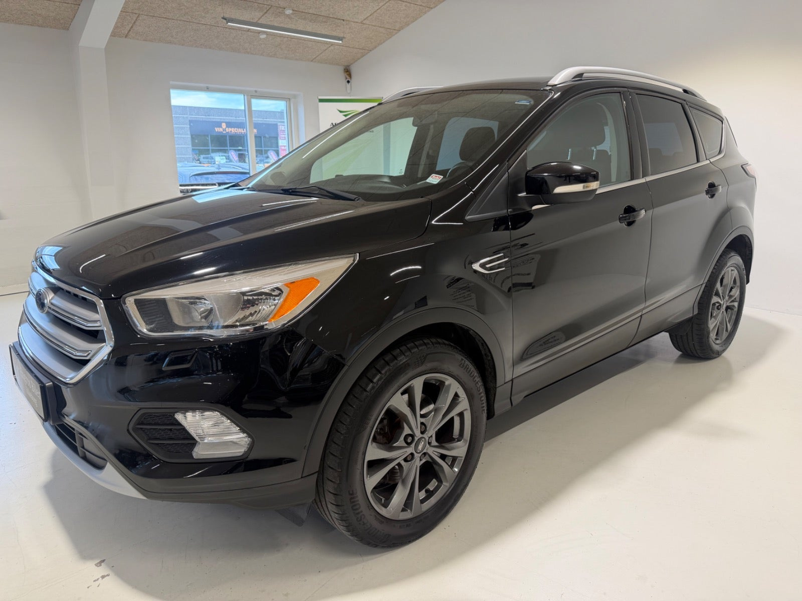 Sort Ford Kuga fra 2017