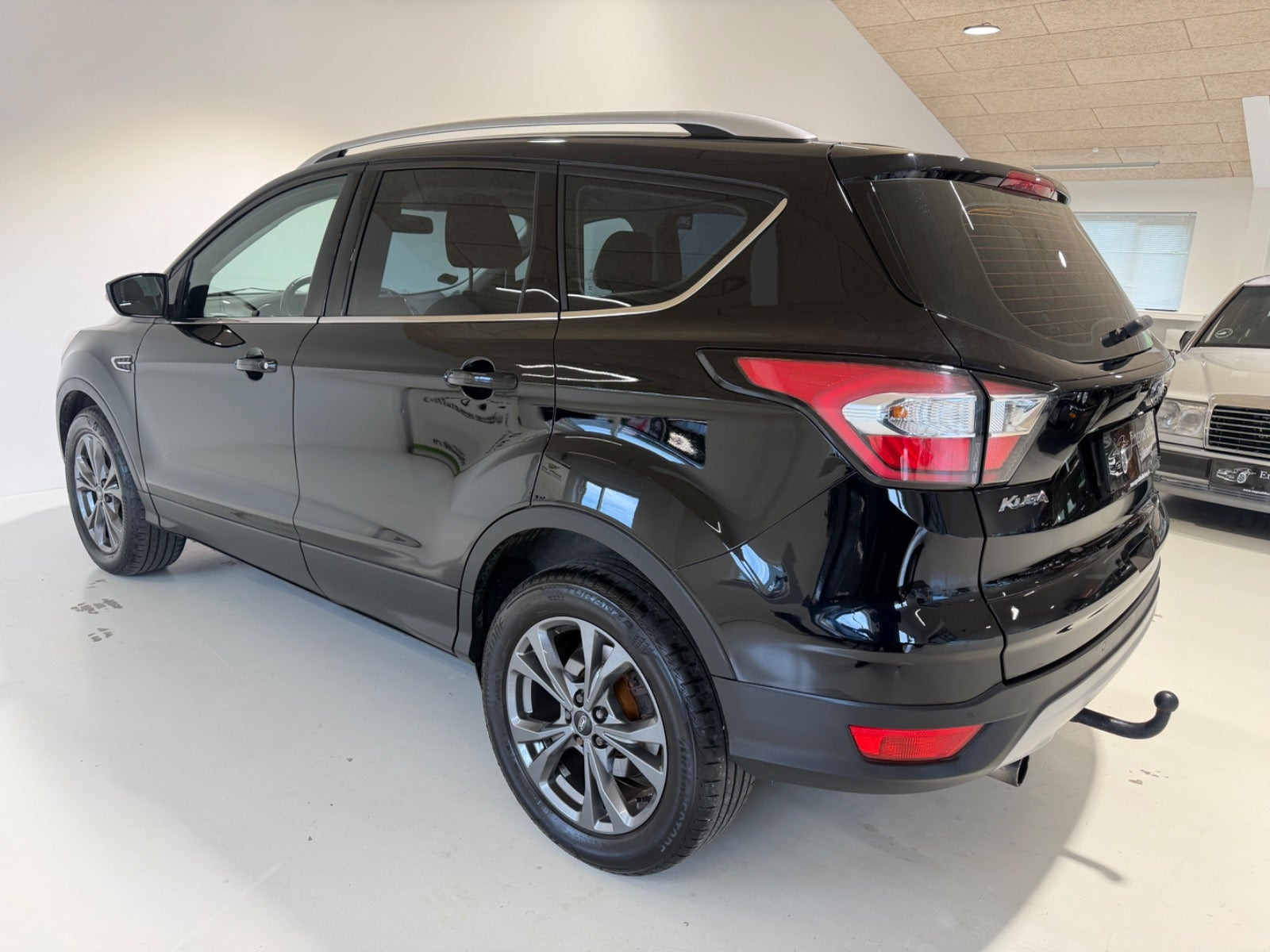 Sort Ford Kuga fra 2017