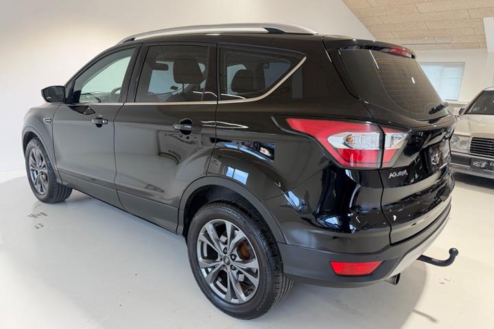 Sort Ford Kuga fra 2017
