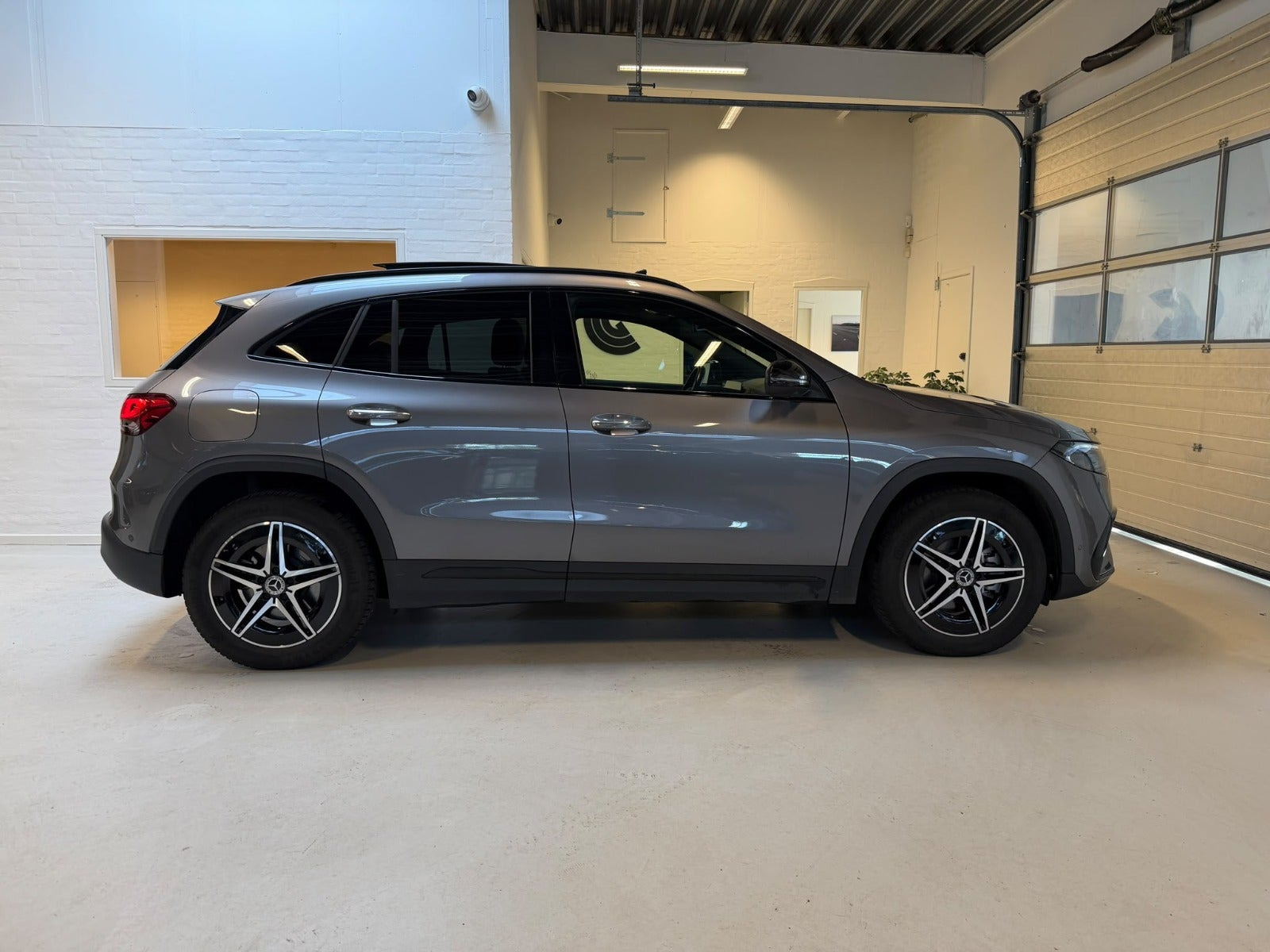 Grå Mercedes EQA350 fra 2023