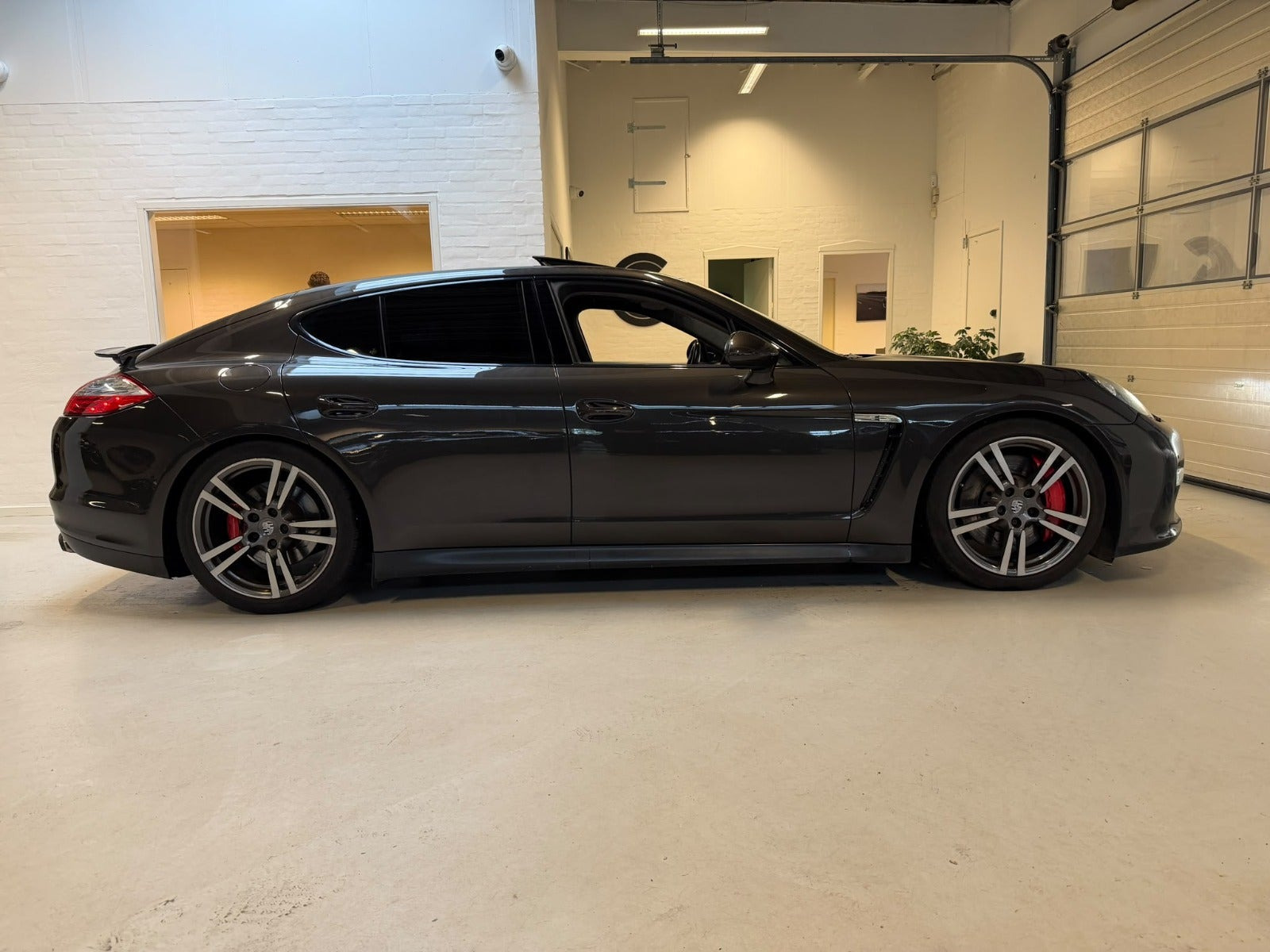 Sort Porsche Panamera GTS fra 2012
