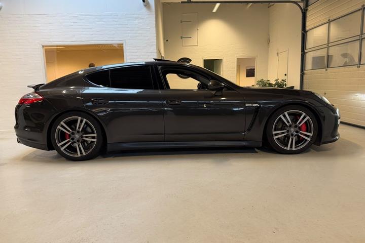 Sort Porsche Panamera GTS fra 2012