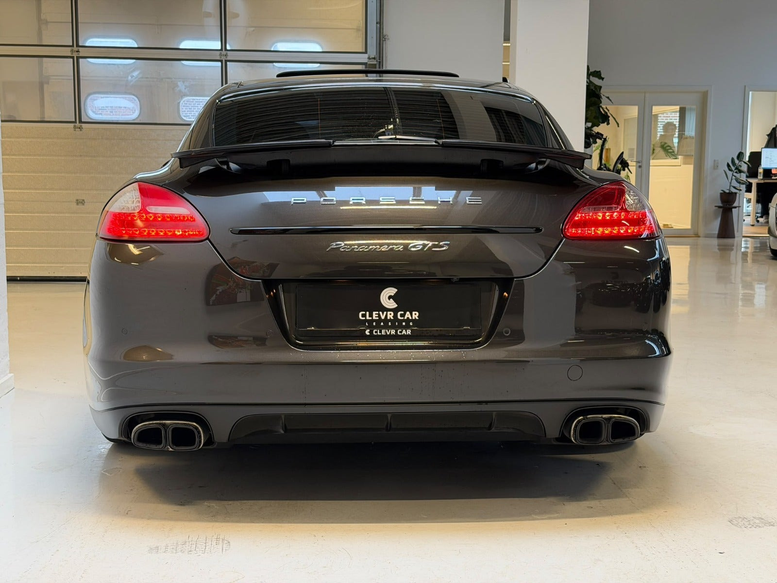 Sort Porsche Panamera GTS fra 2012