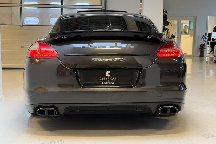 Sort Porsche Panamera GTS fra 2012