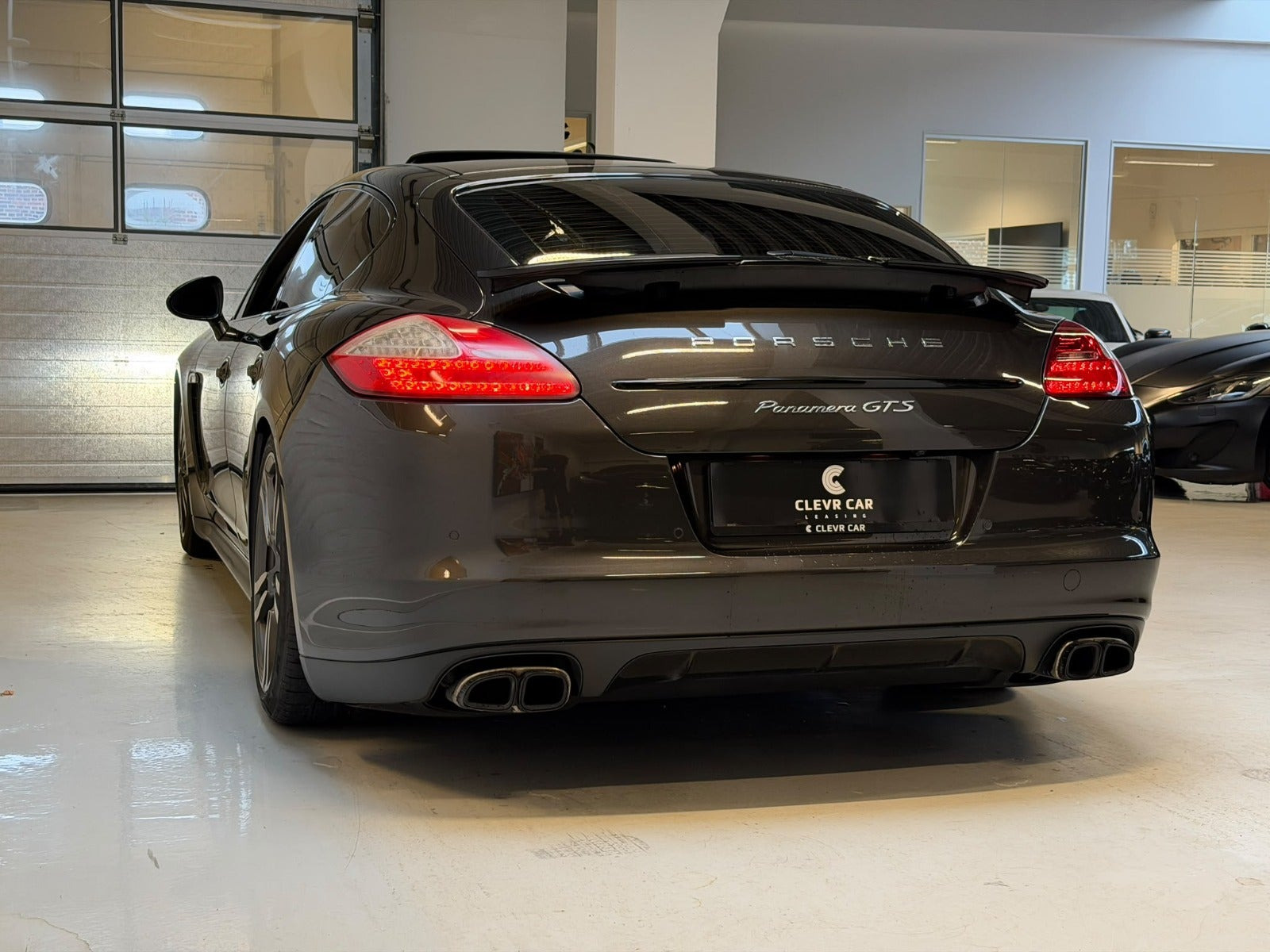 Sort Porsche Panamera GTS fra 2012