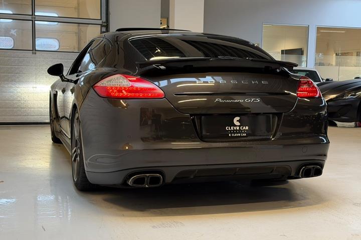 Sort Porsche Panamera GTS fra 2012