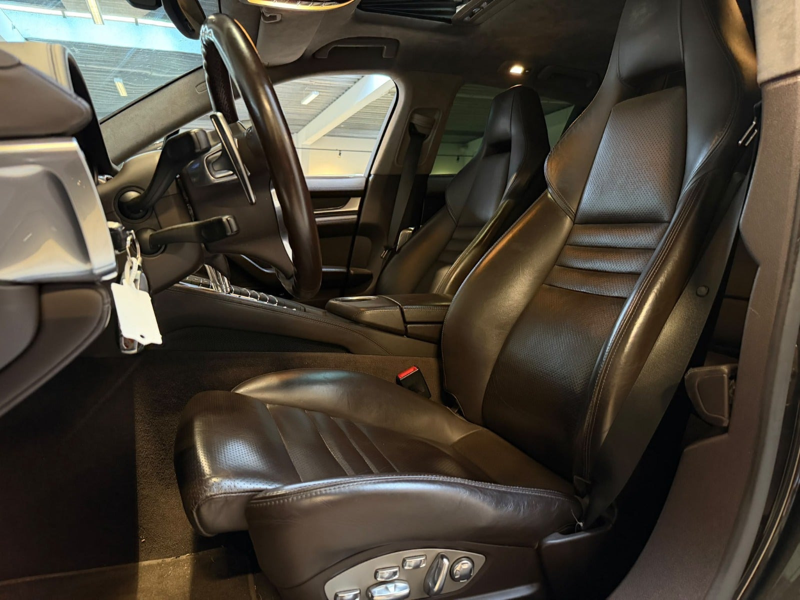 Sort Porsche Panamera GTS fra 2012