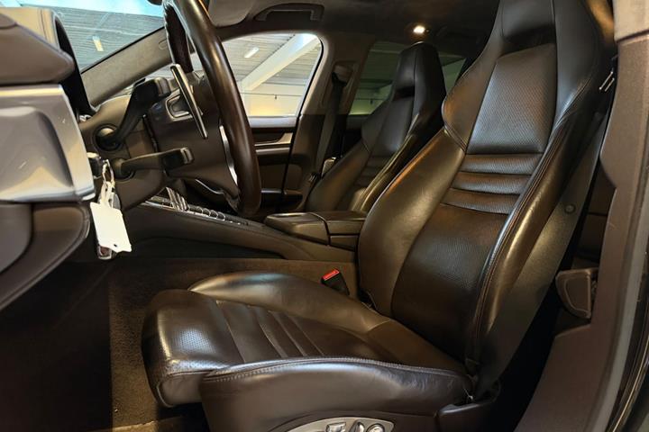 Sort Porsche Panamera GTS fra 2012