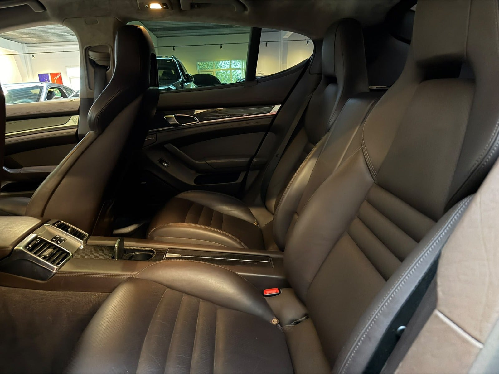 Sort Porsche Panamera GTS fra 2012