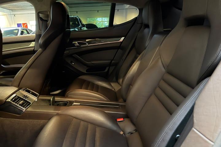 Sort Porsche Panamera GTS fra 2012