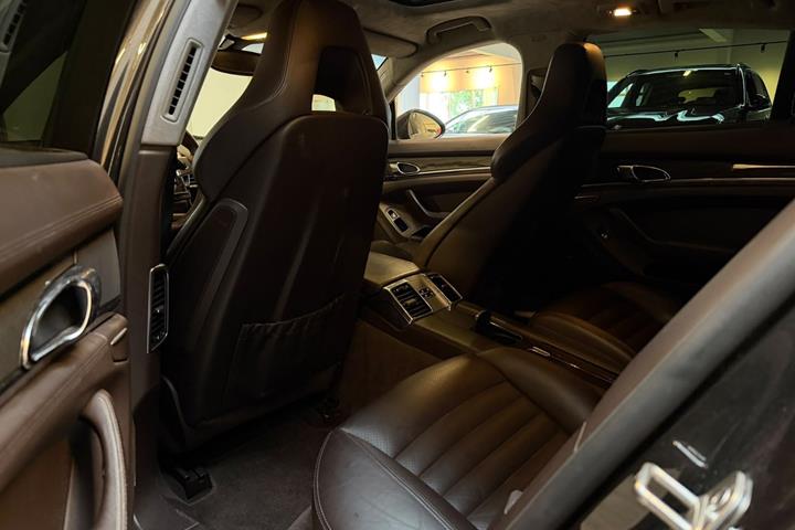 Sort Porsche Panamera GTS fra 2012