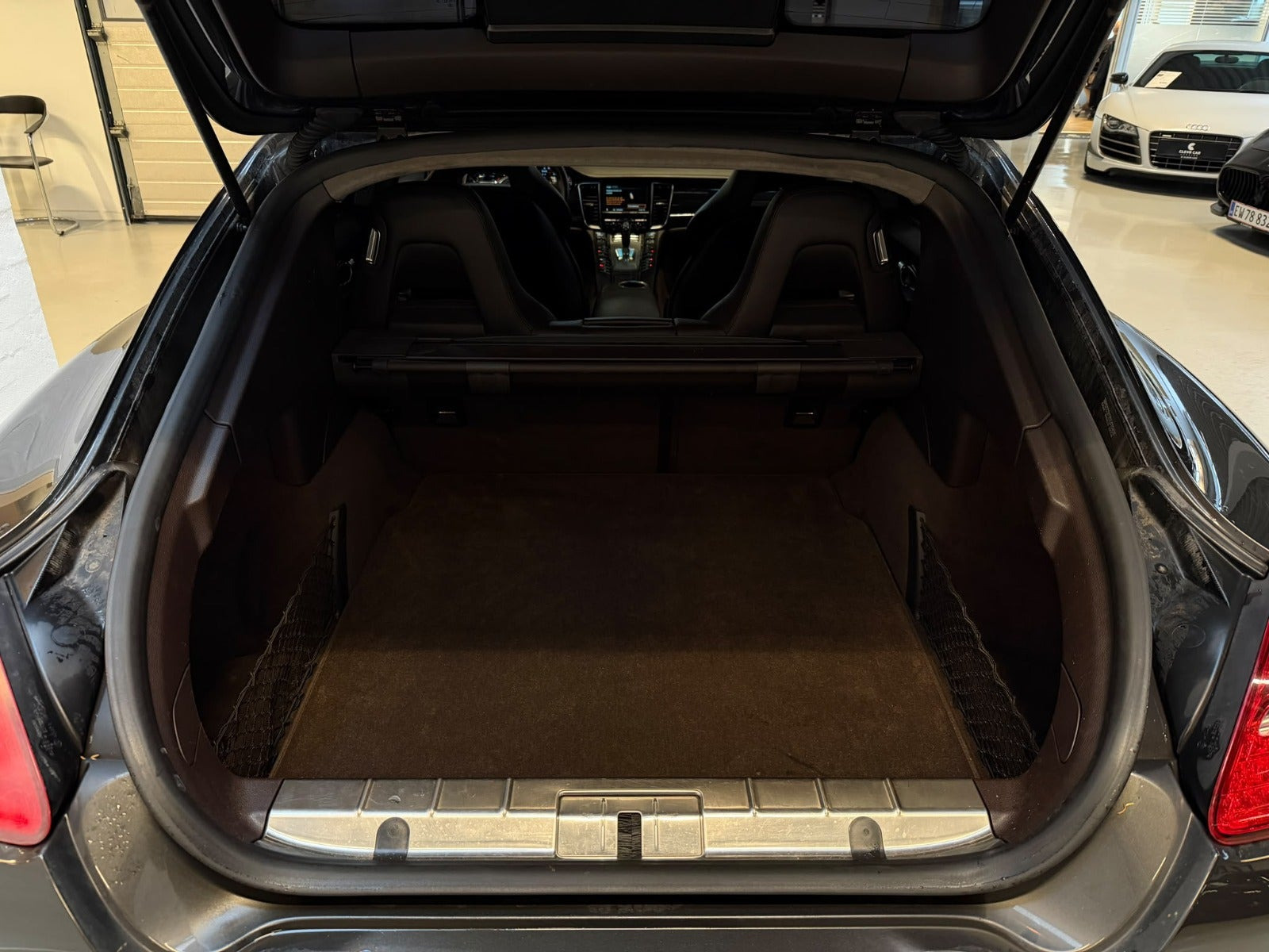 Sort Porsche Panamera GTS fra 2012