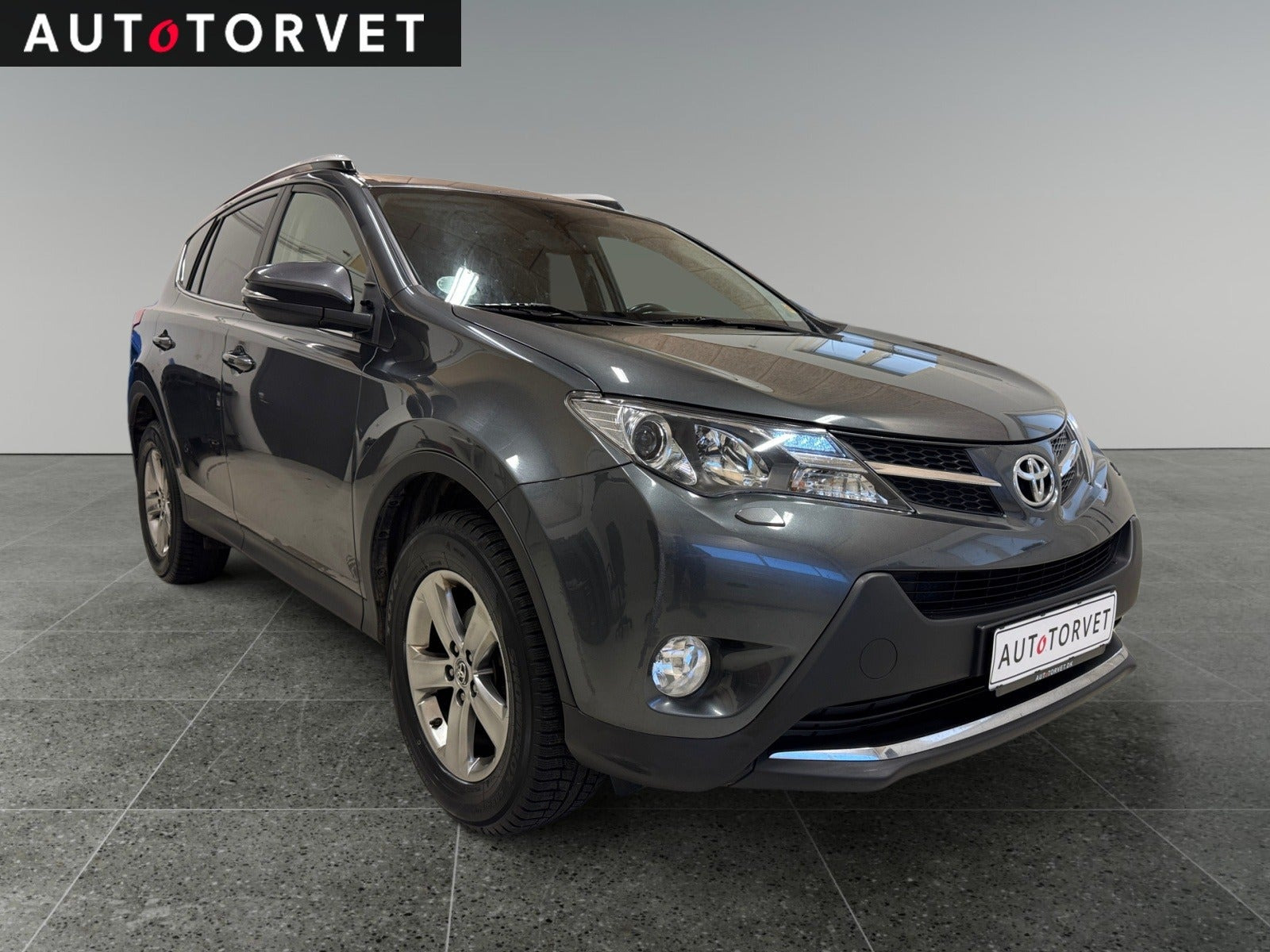 Grå Toyota RAV4 fra 2015