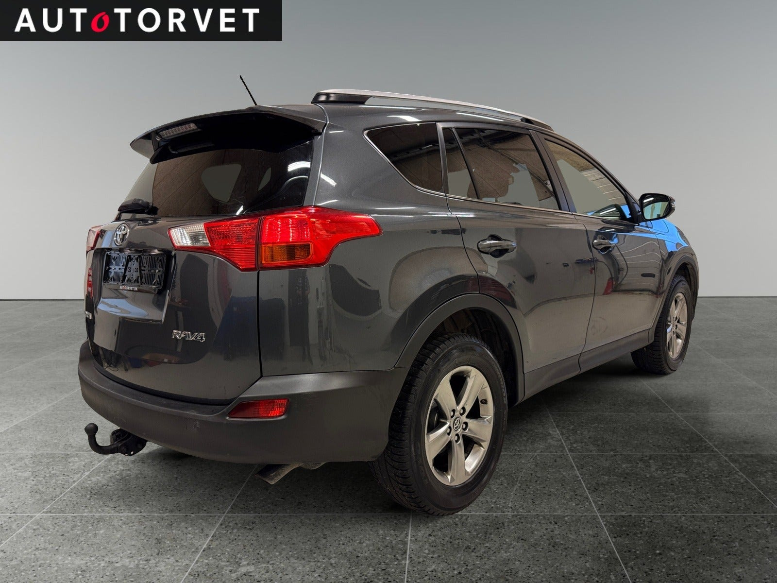 Grå Toyota RAV4 fra 2015