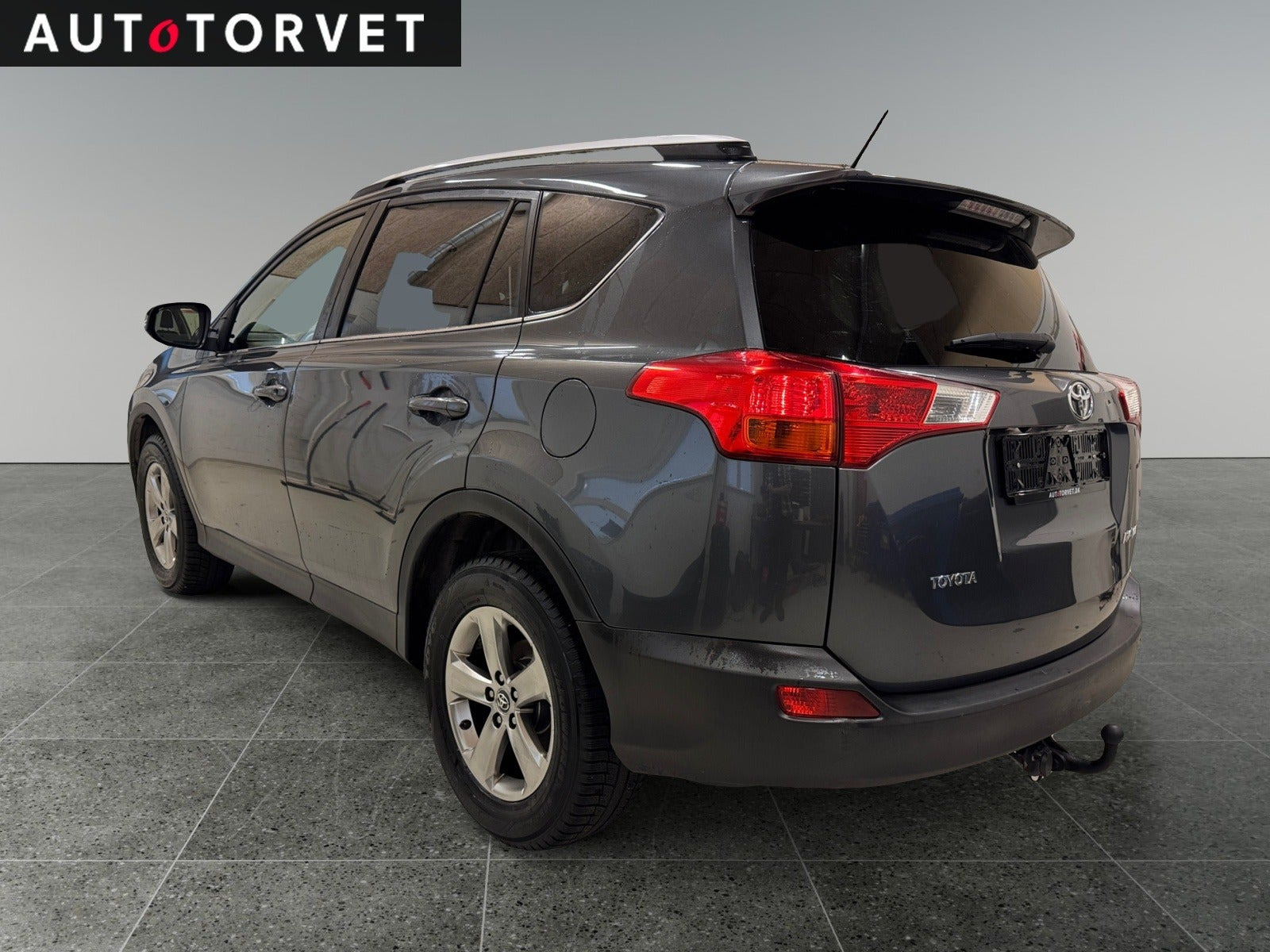 Grå Toyota RAV4 fra 2015
