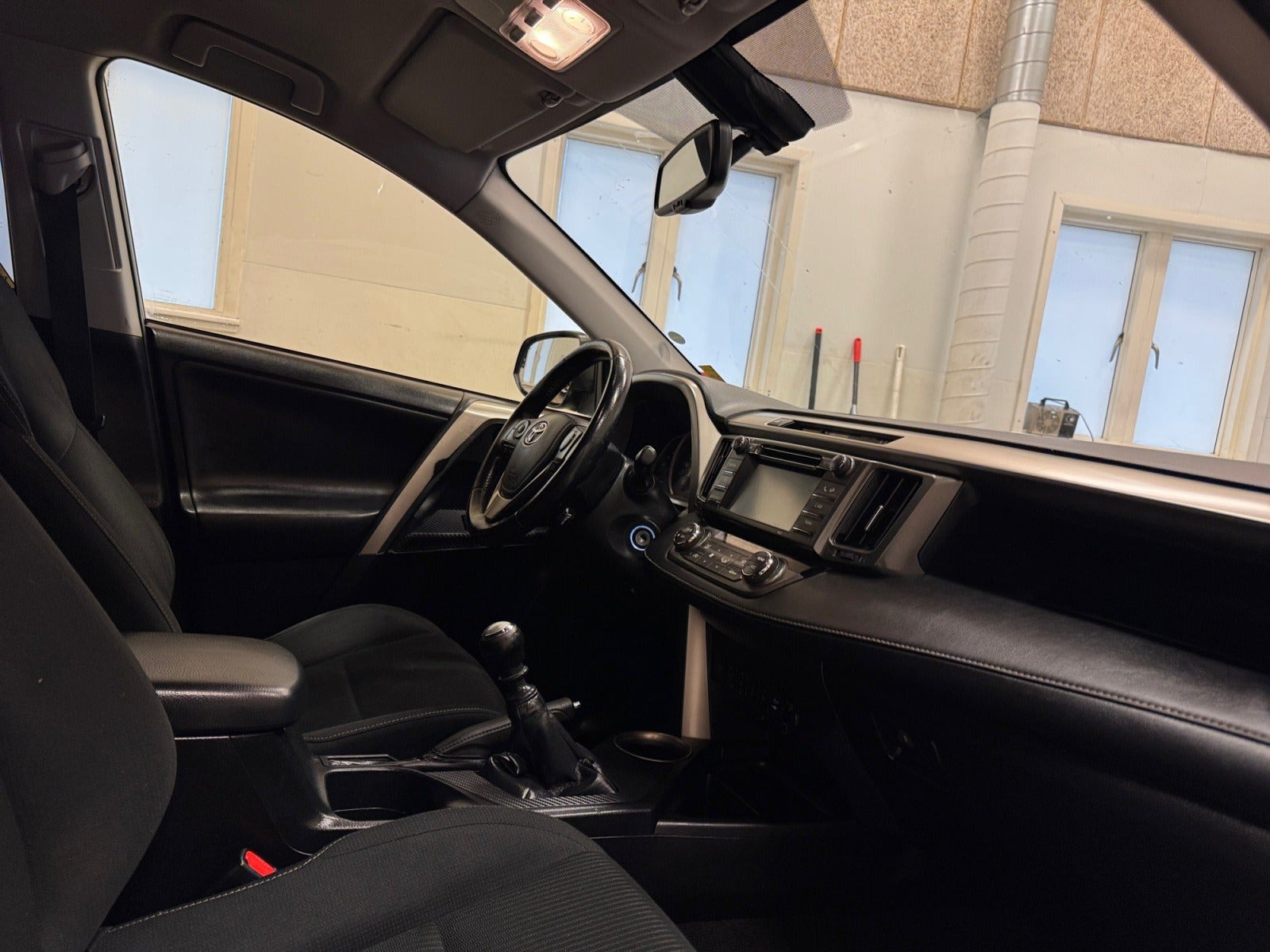 Grå Toyota RAV4 fra 2015