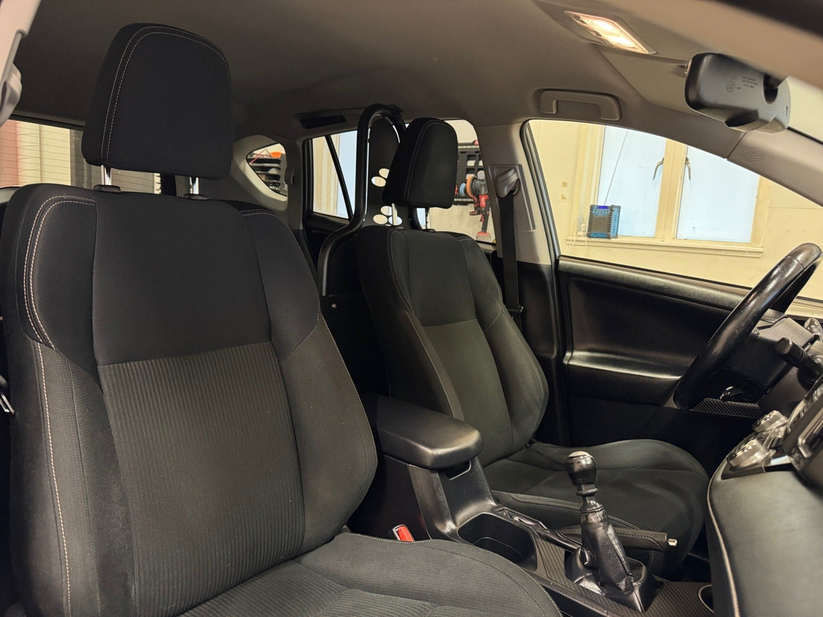 Grå Toyota RAV4 fra 2015