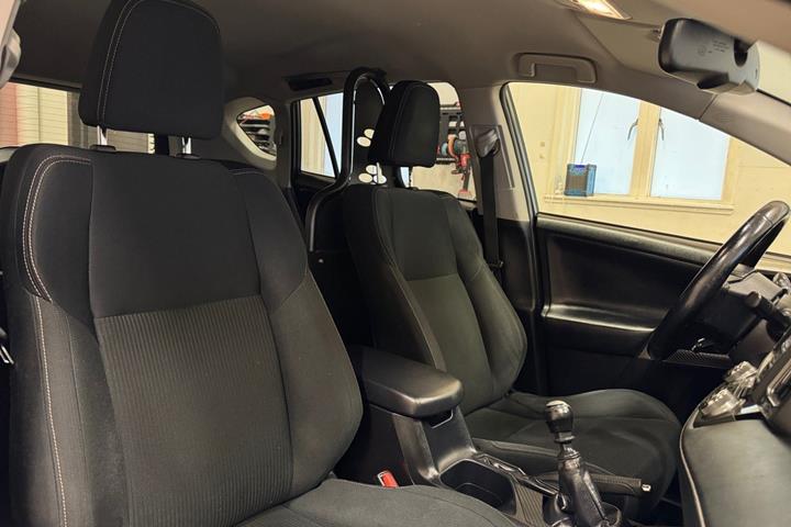 Grå Toyota RAV4 fra 2015