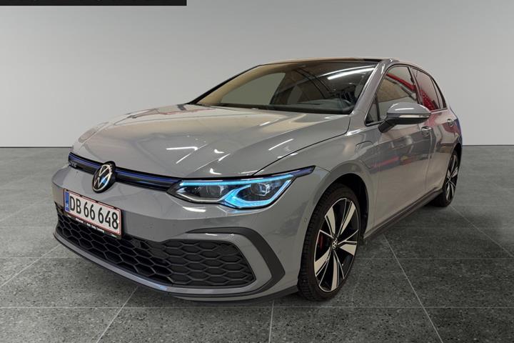Grå VW Golf VIII fra 2021
