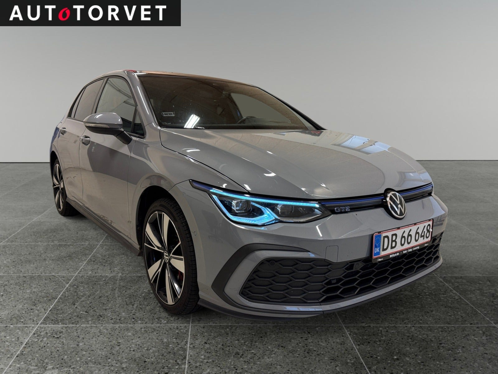 Grå VW Golf VIII fra 2021