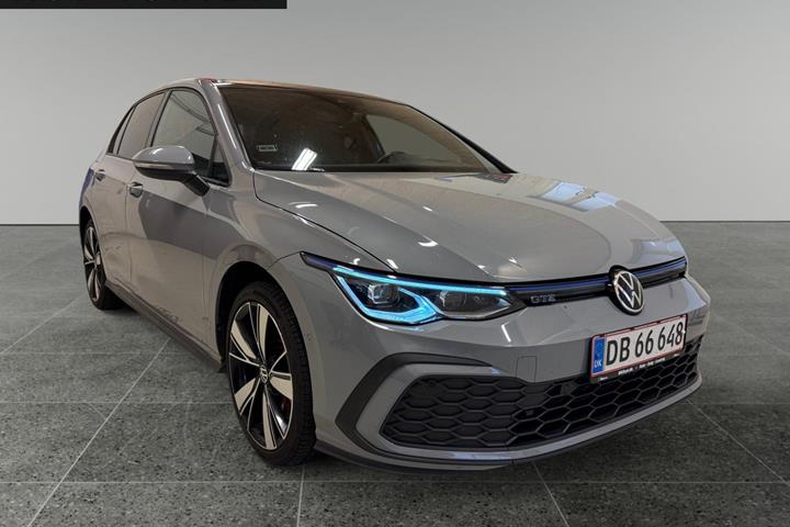Grå VW Golf VIII fra 2021