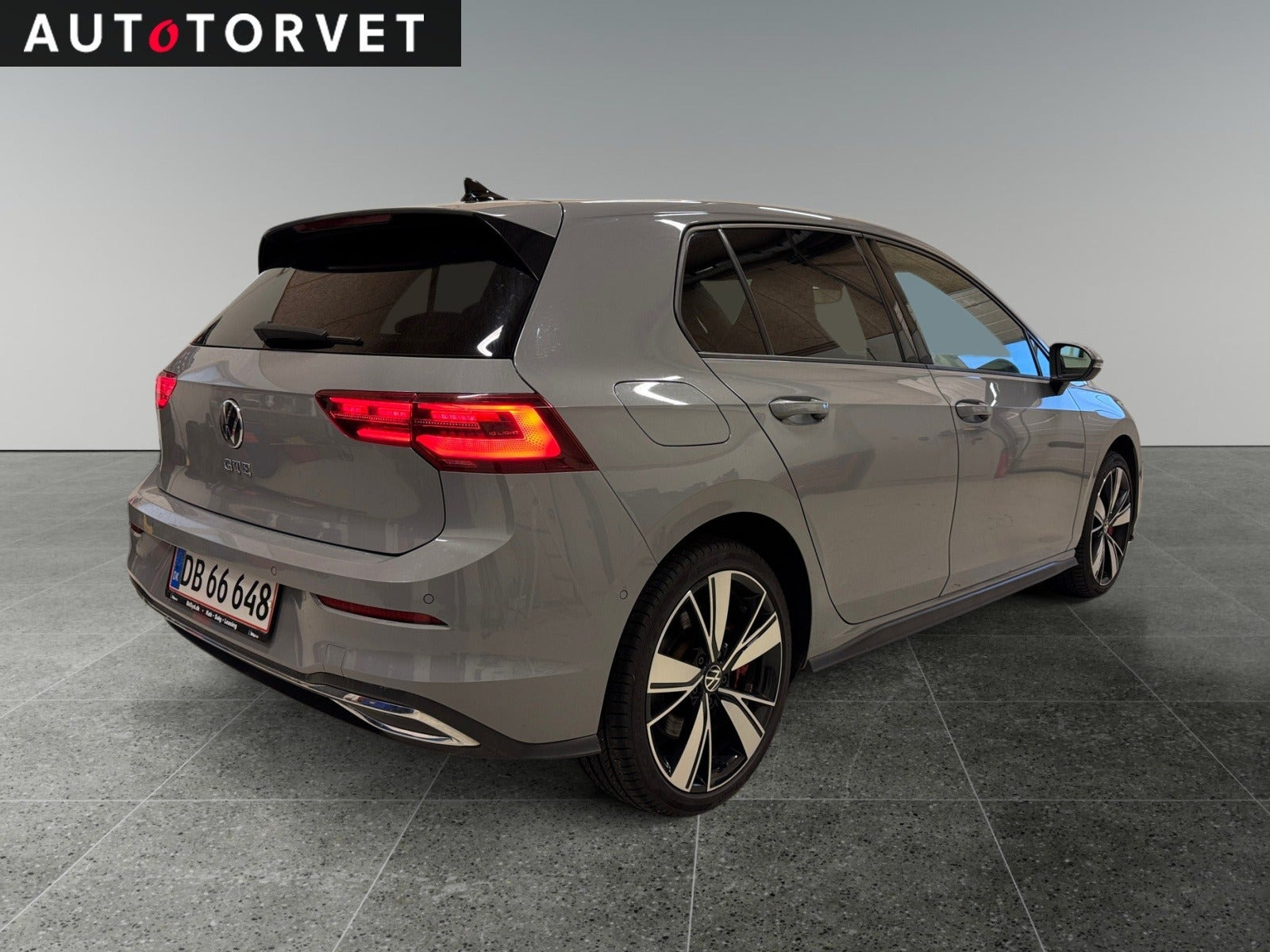 Grå VW Golf VIII fra 2021