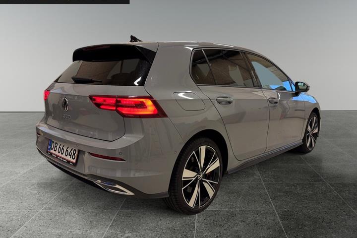 Grå VW Golf VIII fra 2021