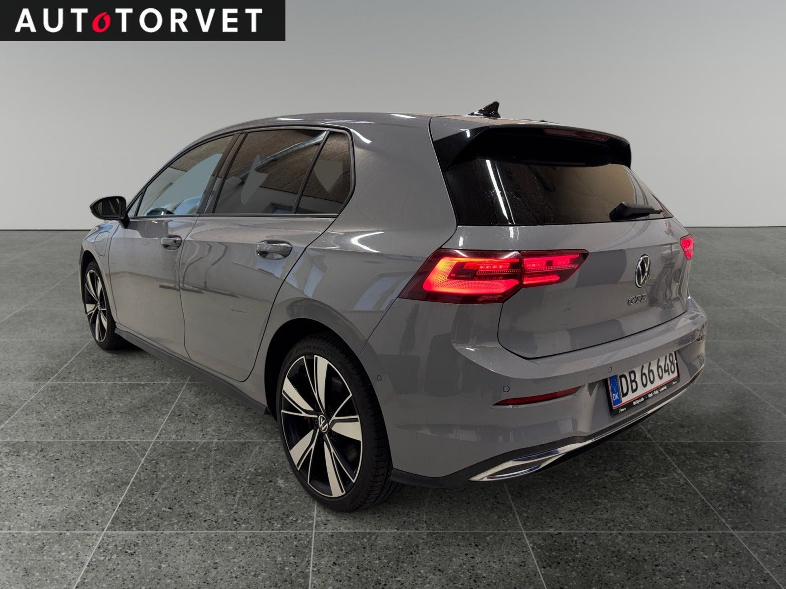 Grå VW Golf VIII fra 2021