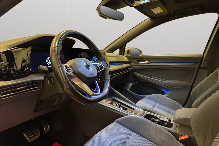 Grå VW Golf VIII fra 2021