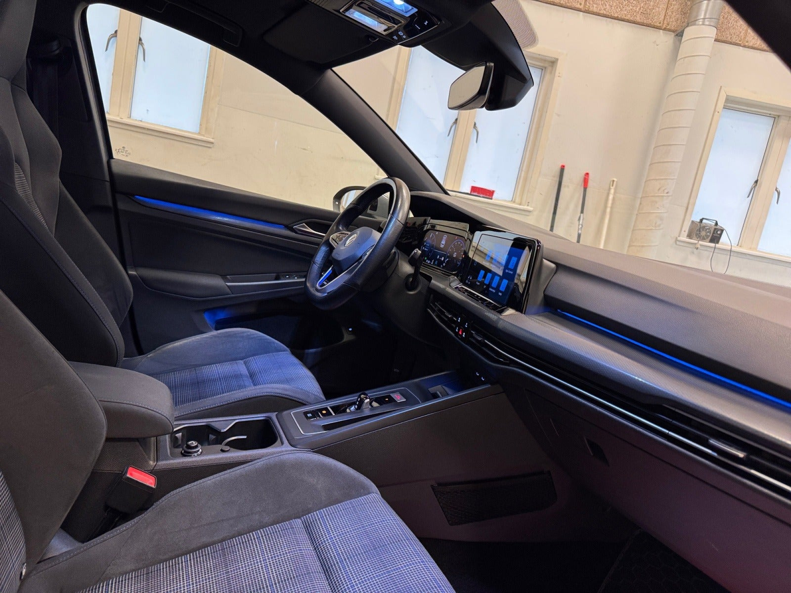 Grå VW Golf VIII fra 2021