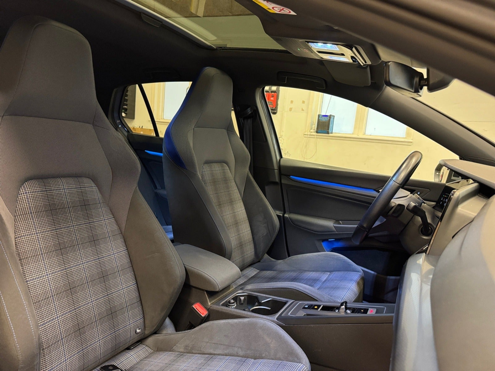 Grå VW Golf VIII fra 2021