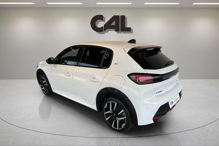Hvid Peugeot e-208 fra 2025