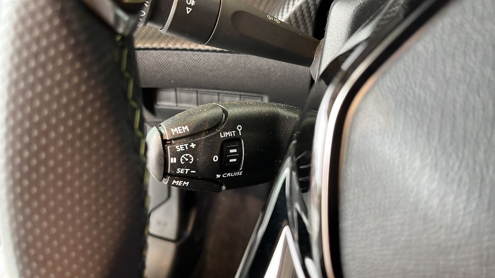 Hvid Peugeot e-208 fra 2025