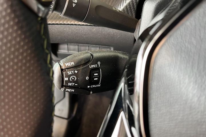 Hvid Peugeot e-208 fra 2025