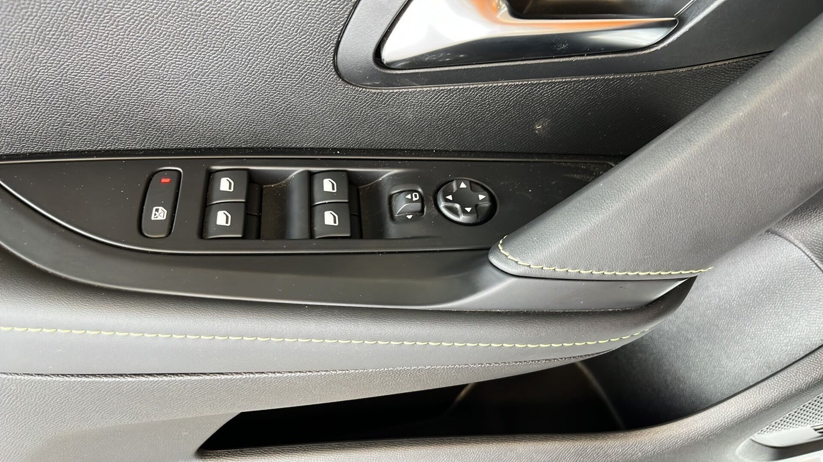 Hvid Peugeot e-208 fra 2025