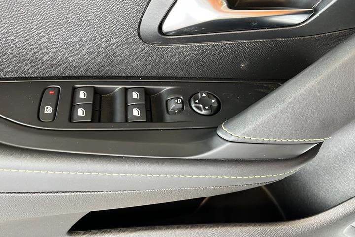 Hvid Peugeot e-208 fra 2025