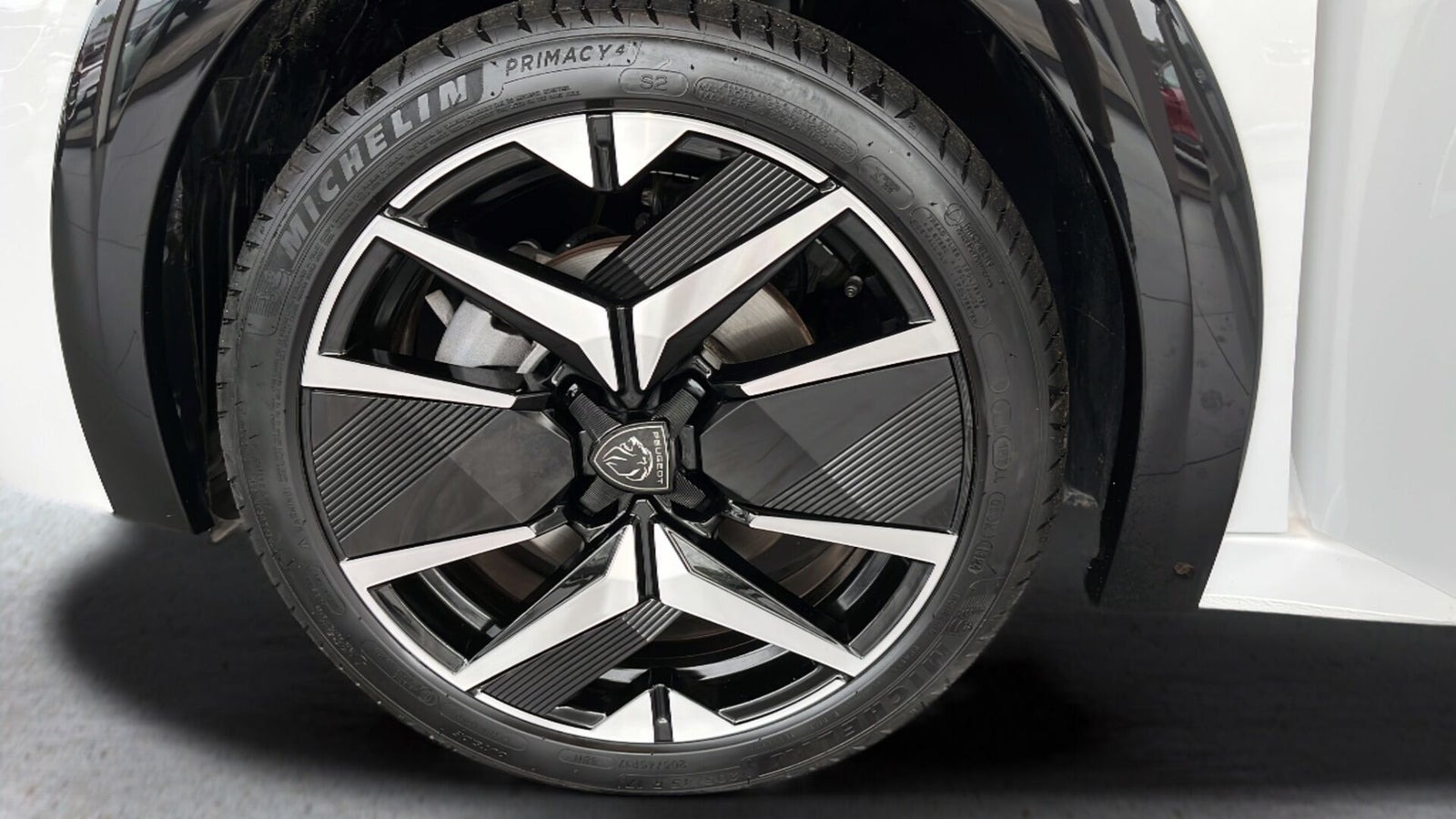 Hvid Peugeot e-208 fra 2025