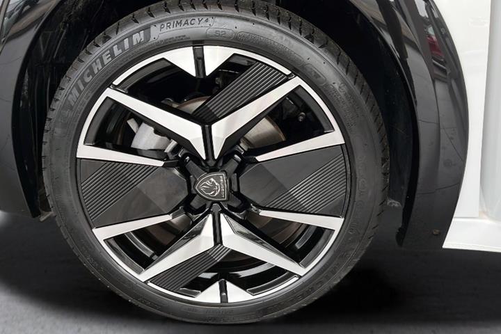 Hvid Peugeot e-208 fra 2025