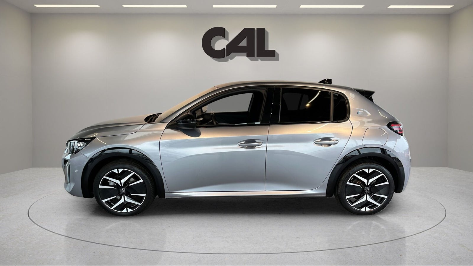 Grå Peugeot e-208 fra 2025