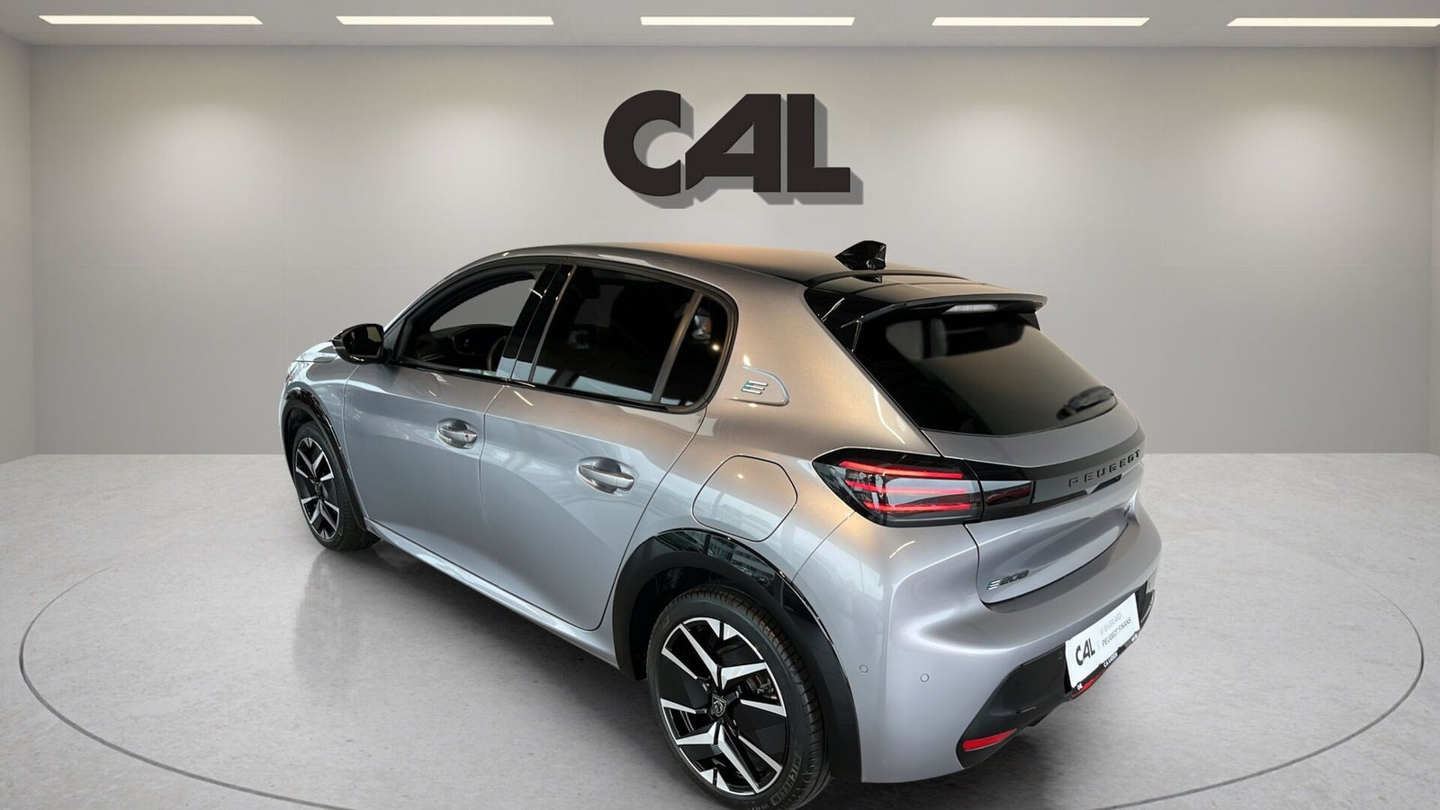 Grå Peugeot e-208 fra 2025